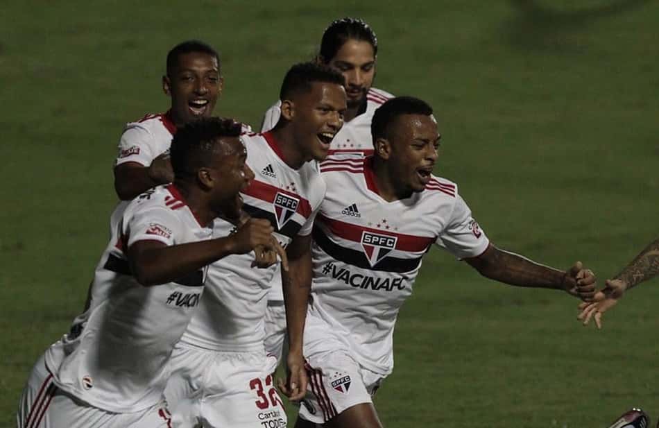 Zagueiro Rodrigo comemora primeiro gol pelo São Paulo: 'Muito feliz'