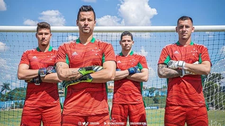 Cruzeiro e fornecedora lançam novos uniformes no dia do goleiro