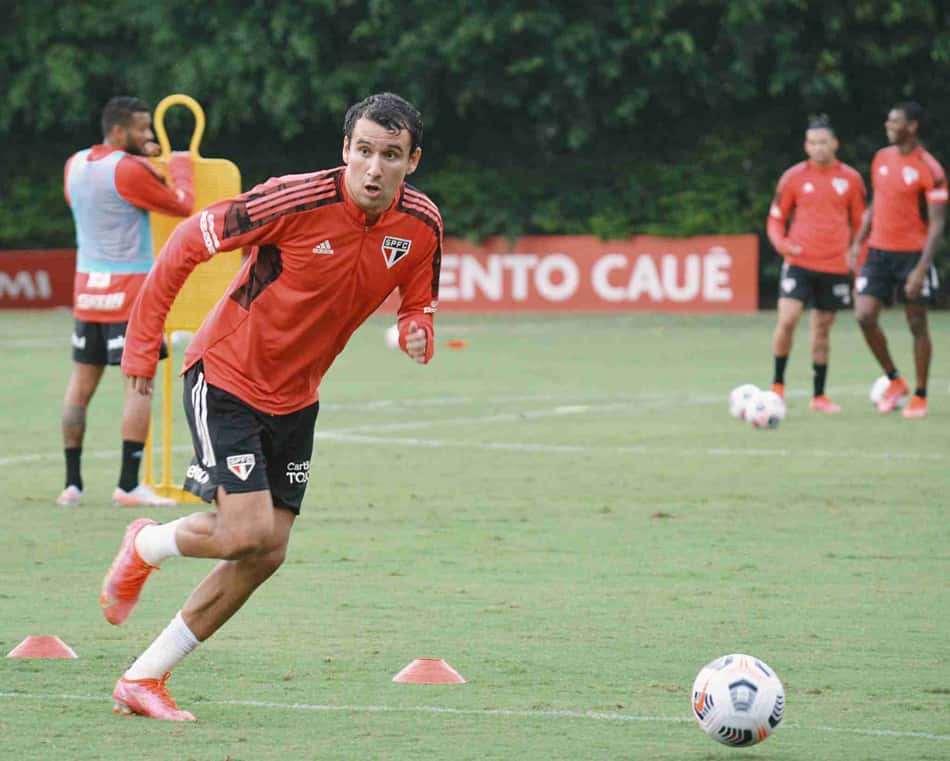 Se recuperando de lesão, atacante Pablo treina no campo nesta segunda