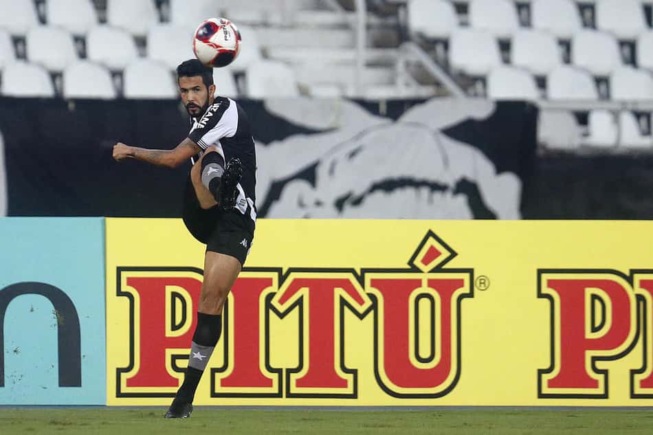 Jonathan sente desconforto no músculo anterior da coxa esquerda e desfalca o Botafogo contra o Vasco