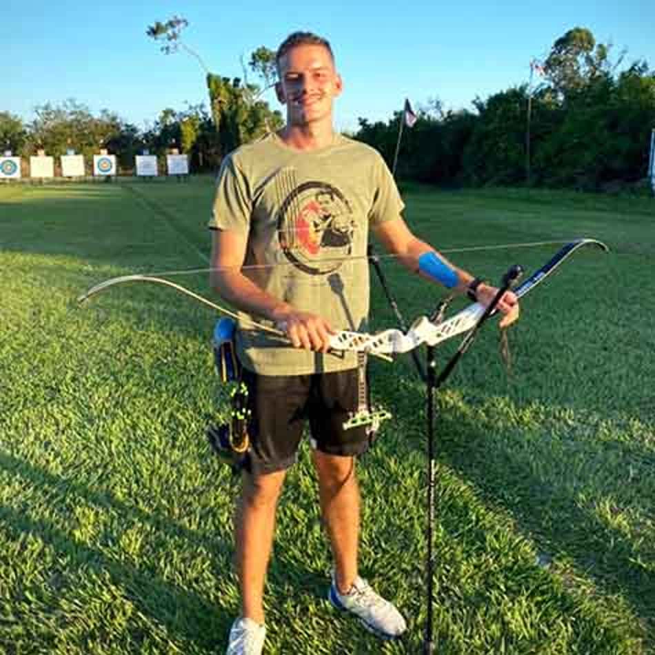 Marcus D'Almeida, do tiro com arco, assina camisa da collab da Wöllner