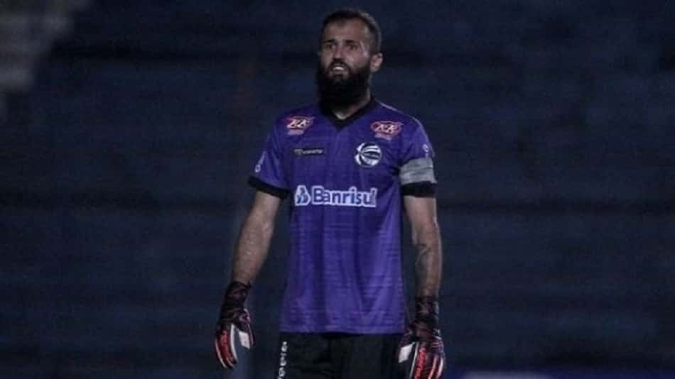 Inspirado em Ceni, goleiro-artilheiro do São José analisa campanha no Gauchão: 'Melhor atuação'