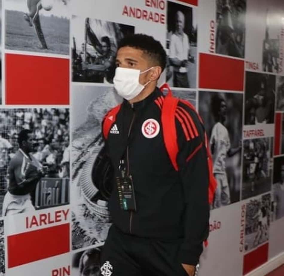 Taison fica no banco e não faz a sua reestreia pelo Internacional