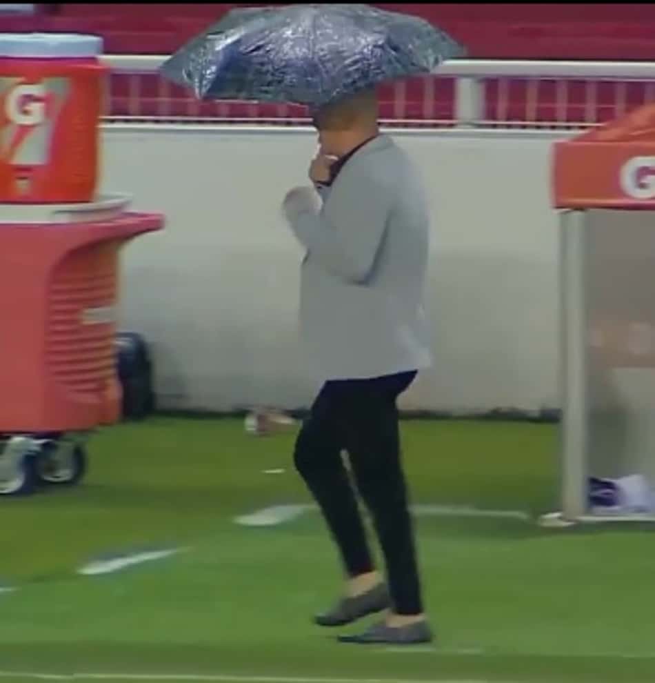 Técnico vibra com gol na Libertadores ao estilo 'Cantando na Chuva'; confira