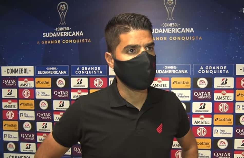 Treinador do Athletico-PR entende que equipe 'cumpriu obrigação' com vitória na Sul-Americana