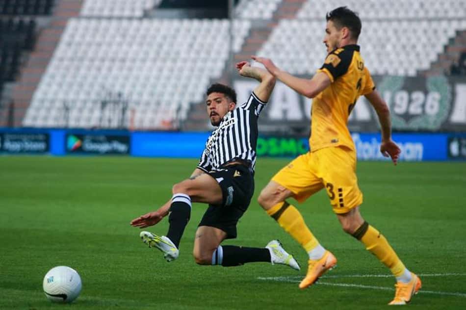 Douglas comemora vitória do PAOK sobre o AEK e vaga na final da Copa da Grécia
