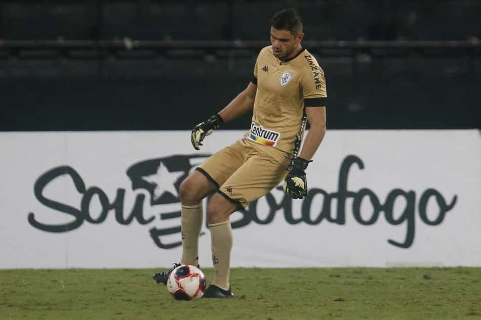 Com pouco espaço no Botafogo, Douglas Borges entra na mira de clube da Série B