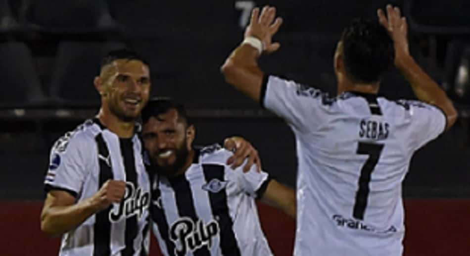 Libertad joga bem, bate o Newell's Old Boys e segue na ponta pela chave do Atlético-GO