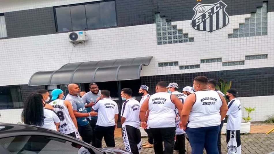 Santos registra BO sobre apedrejamento no ônibus e invasão no CT