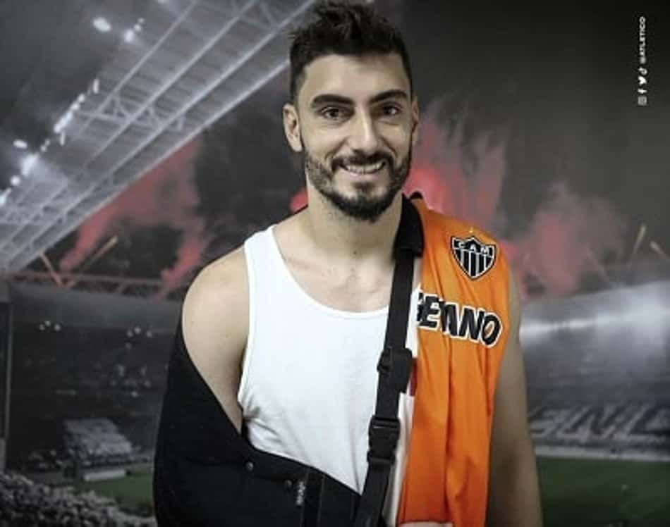 Rafael passa por cirurgia no ombro e retorno ao Galo pode levar 6 meses