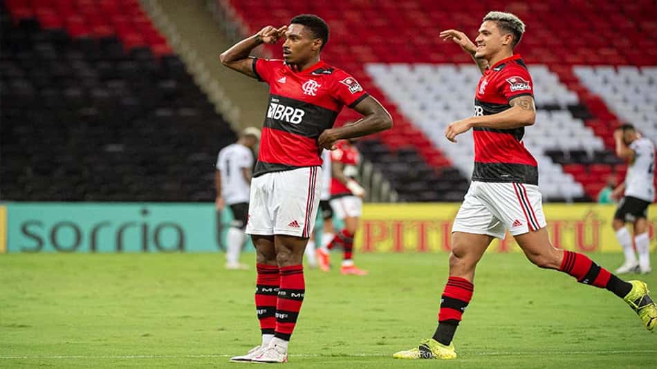 Com sequência, gols e passes, Vitinho encorpa ataque e cresce no Flamengo