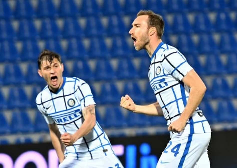 Inter de Milão vence, rebaixa o Crotone e fica na expectativa de título neste domingo