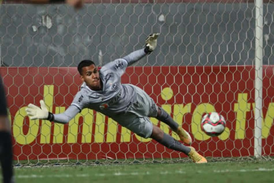 Do banco para ser personagem do jogo: Matheus Mendes brilha ao defender pênalti contra o Tombense