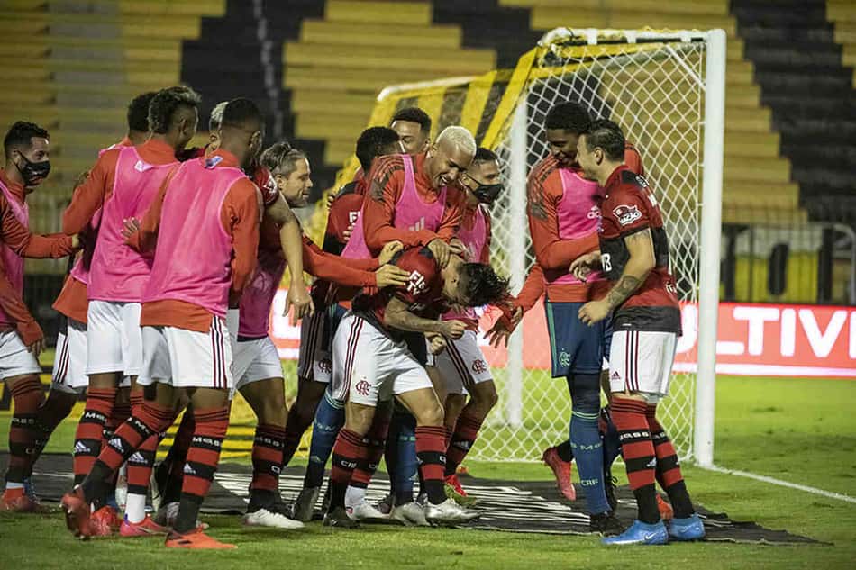 Bastidores da vitória do Flamengo têm discurso de veteranos e festa do elenco com Michael; veja vídeo
