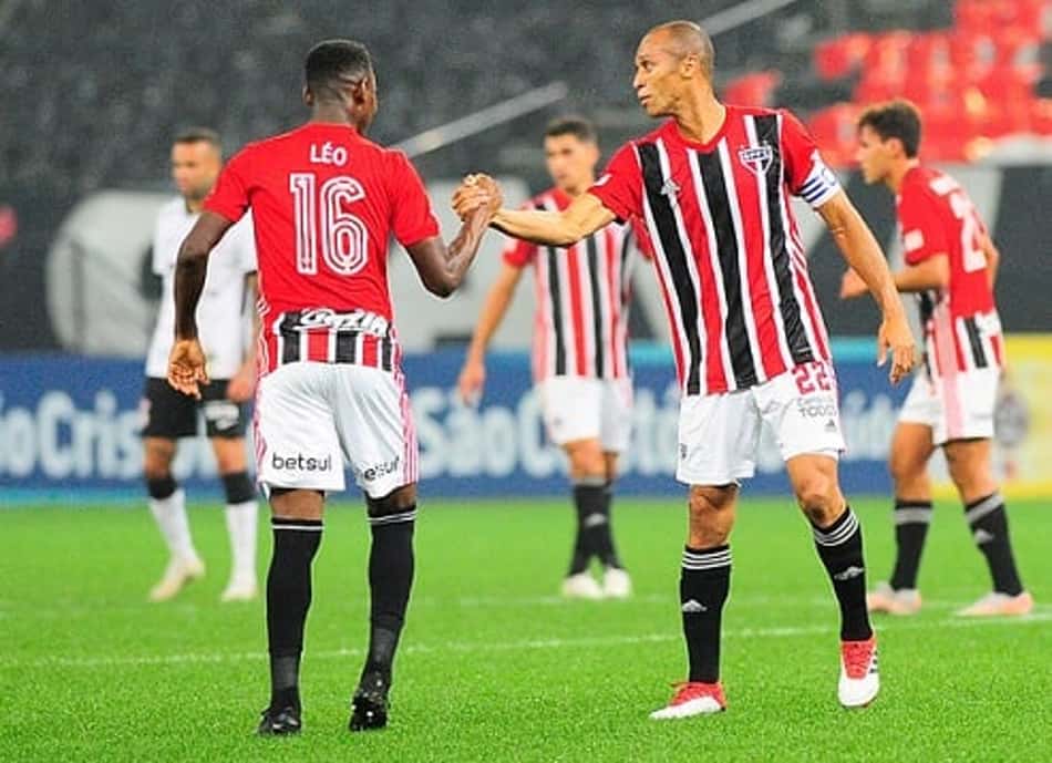 São Paulo tem dois tempos distintos em empate contra o Corinthians