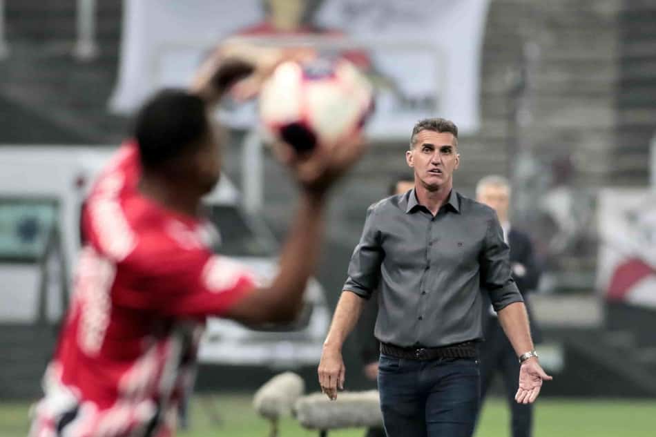 Torcida do Grêmio se manifesta sobre Vagner Mancini