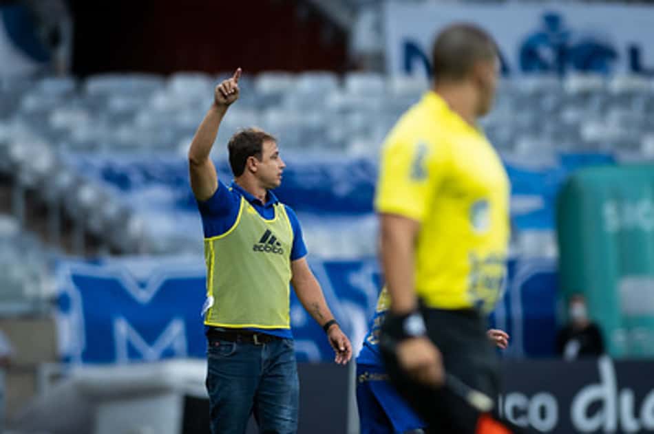 Felipe Conceição se diz satisfeito com equipe no revés para o América-MG: 'Perdemos mas ainda estamos vivos'