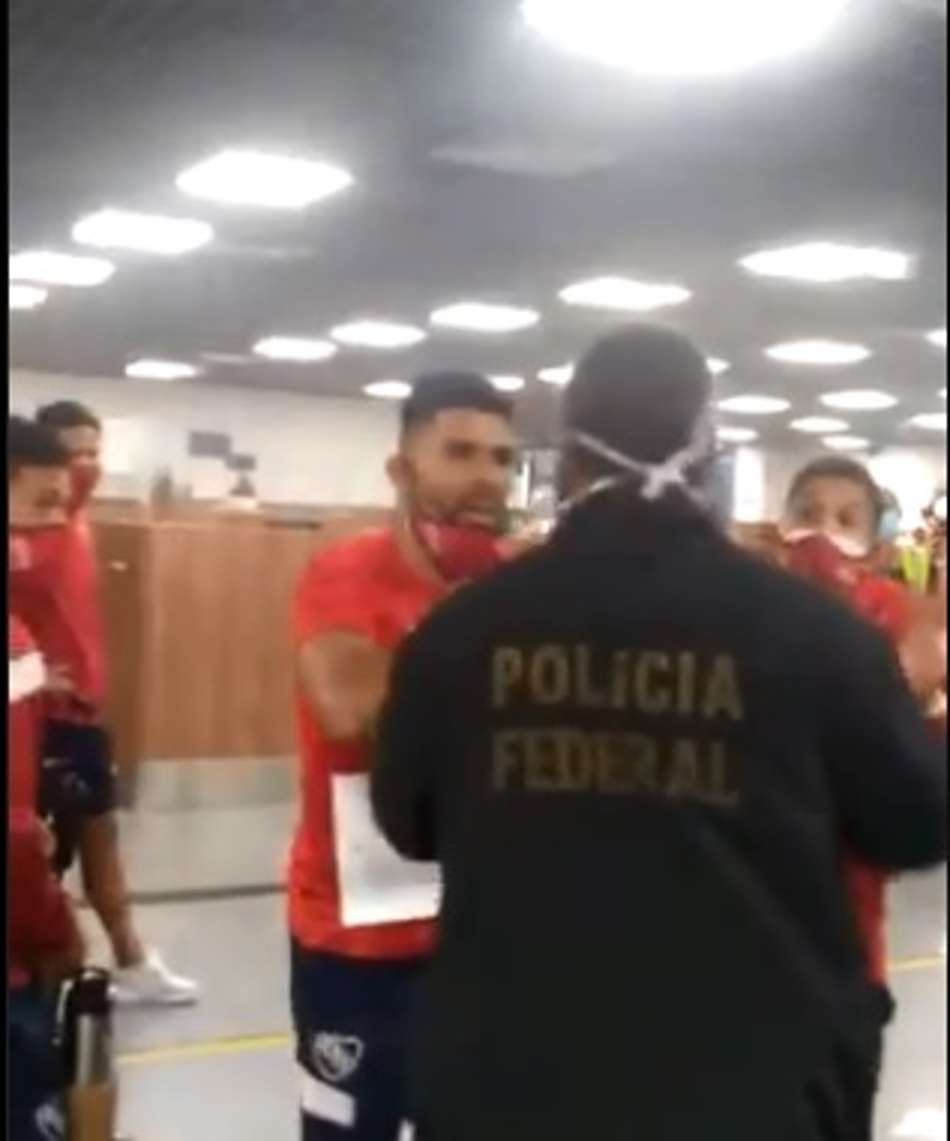 Alta tensão! Vídeo mostra jogadores do Independiente exaltados no aeroporto de Salvador