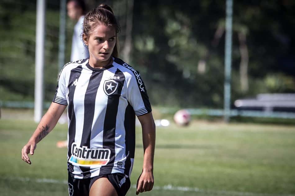 Chaiane, do Botafogo, é operada com sucesso; jogadora havia quebrado a clavícula contra o Palmeiras