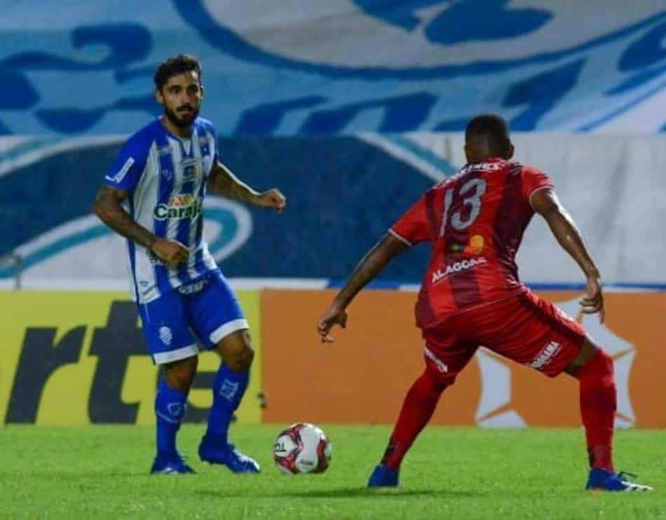 Patrick Brey comemora estreia pelo CSA e destaca polivalência: 'Posso executar mais de uma função'