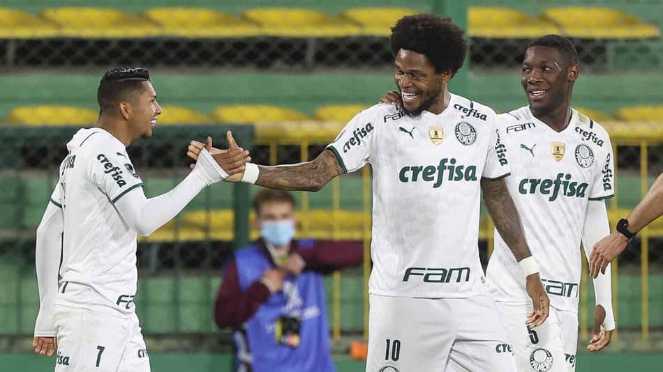 Luiz Adriano entra na lista dos maiores artilheiros da história do Palmeiras