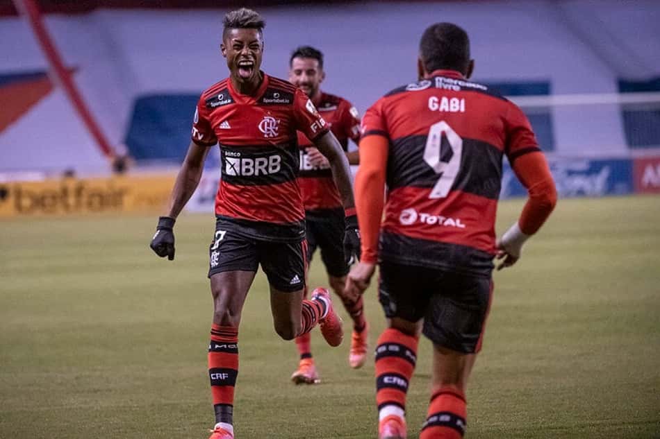 Fifa enaltece golaço de Bruno Henrique contra a LDU e cita a possibilidade de Prêmio Puskás