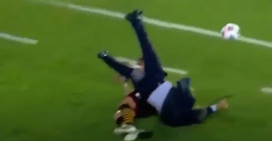 No grupo do Santos, técnico do Boca cai diante do Barcelona… literalmente