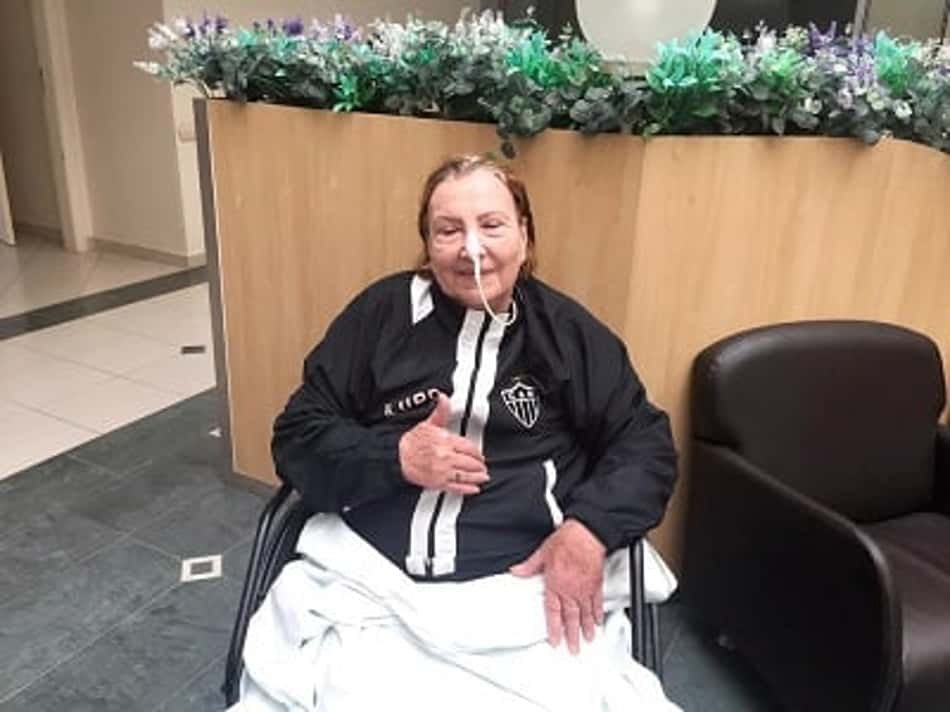 Após 75 dias internada, Dona Nilde, mãe de Cuca, vence a Covid-19 e recebe alta do hospital
