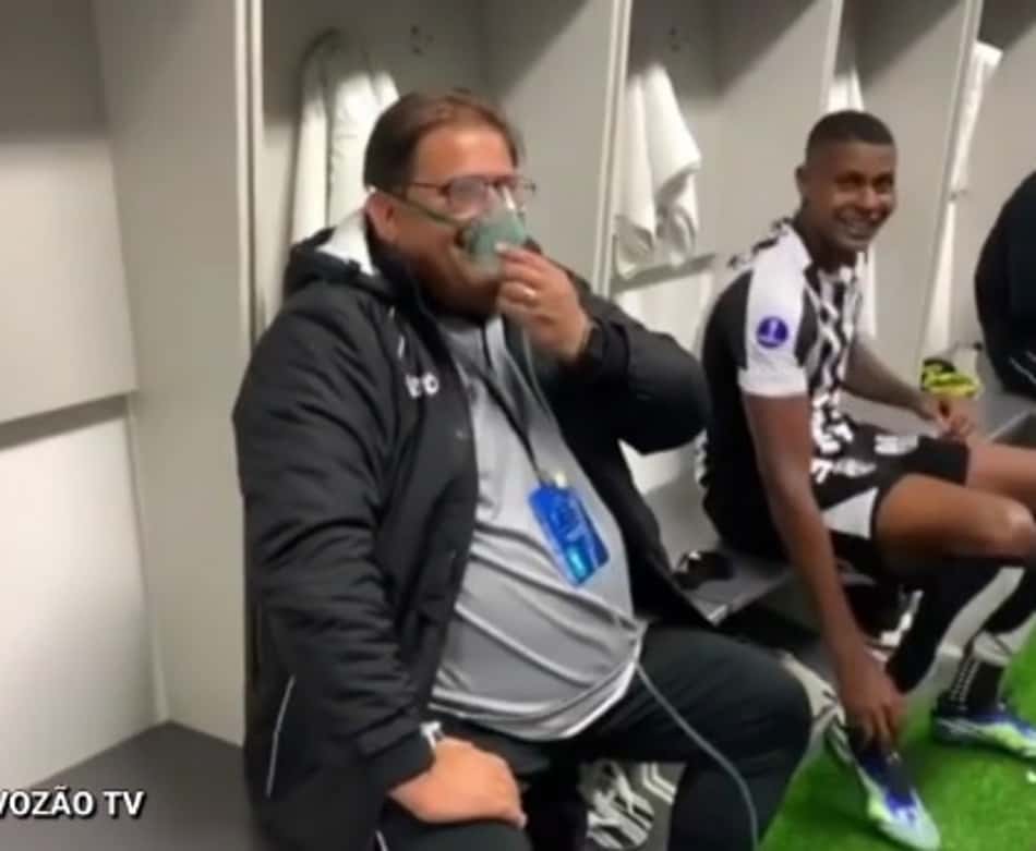 Guto Ferreira usa máscara de oxigênio após jogo na altitude e brinca: 'Socorro, doutor'