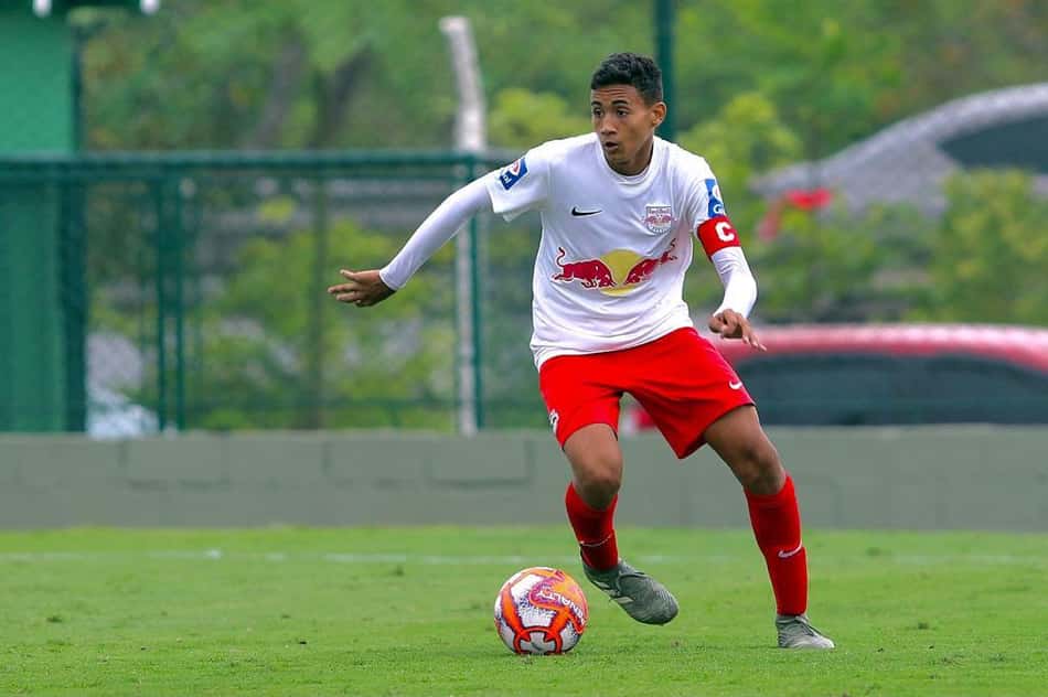 Aos 16 anos, Nathan comemora subida para equipe sub-20 do RB Bragantino e define metas
