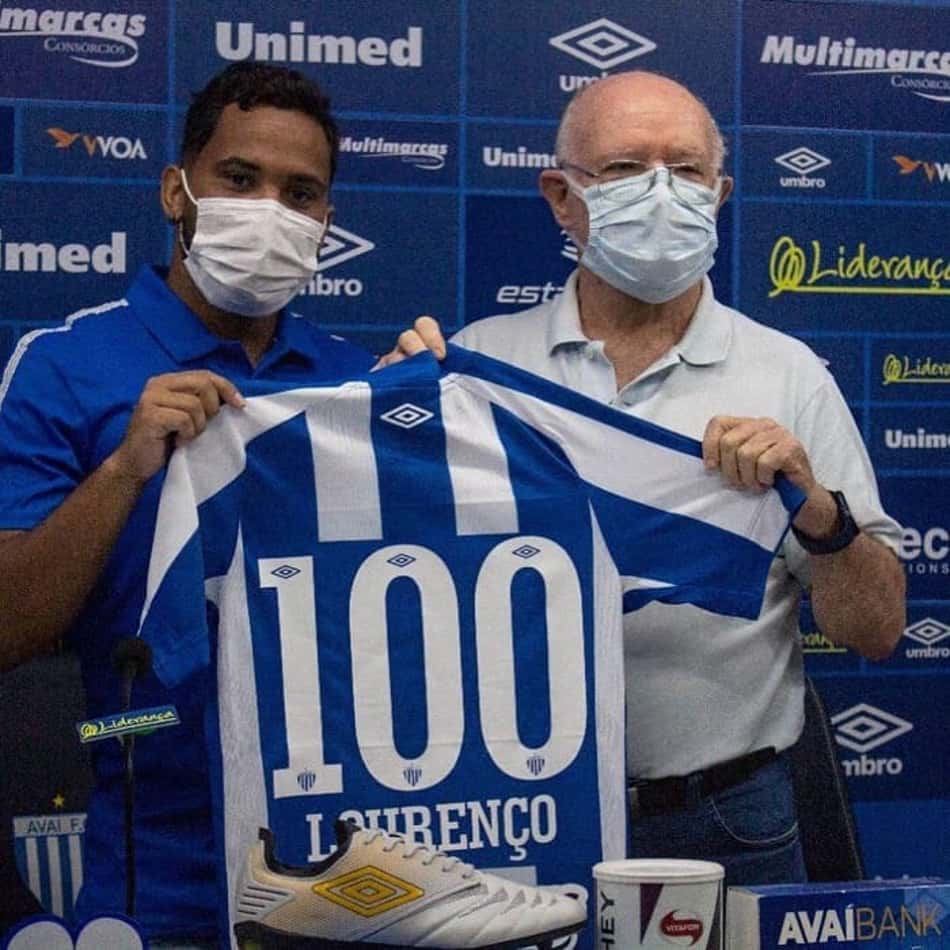 Lourenço celebra marca de 100 jogos com a camisa do Avaí