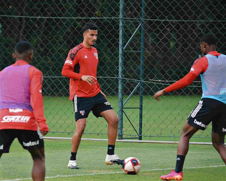 Sem jogar desde janeiro de 2020, Walce passa por terceira cirurgia no joelho esquerdo