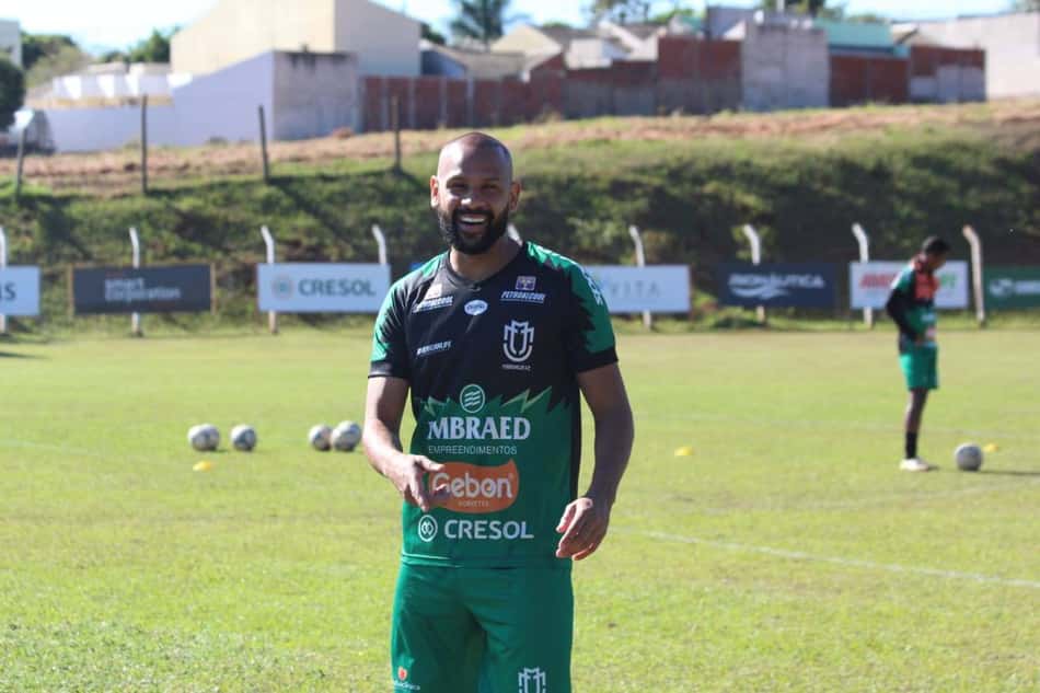 Da quase aposentadoria ao confronto diante do Atlético-PR: Carlinhos pode estrear pelo Maringá