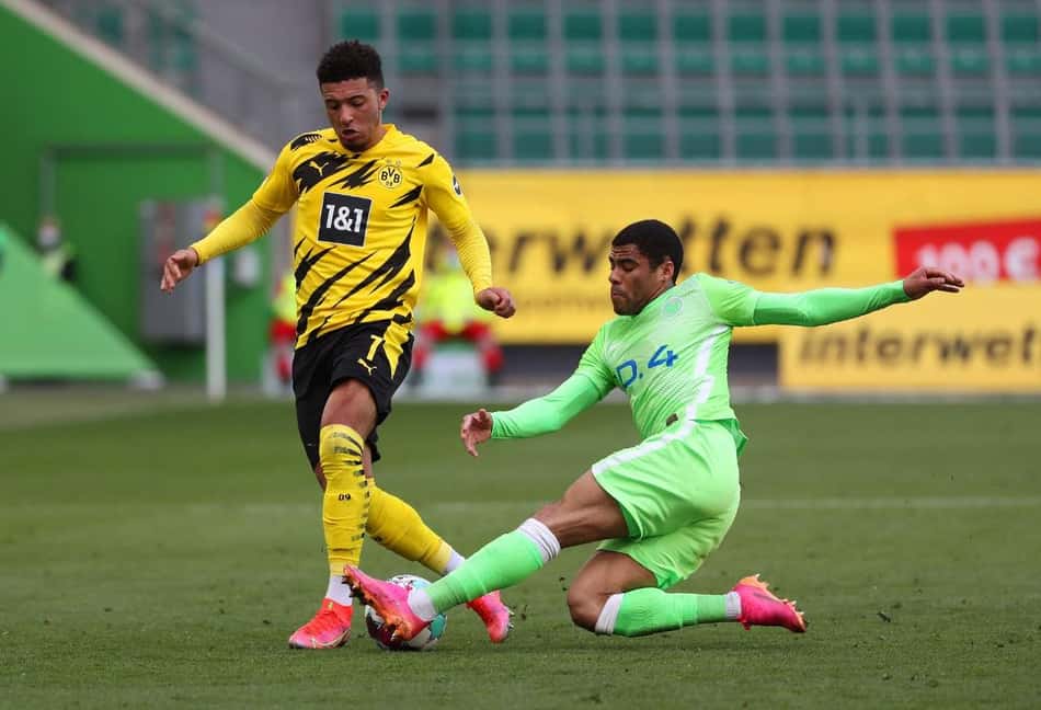 Lateral brasileiro do Wolfsburg tem zero erros defensivos e lidera número de desarmes na Bundesliga