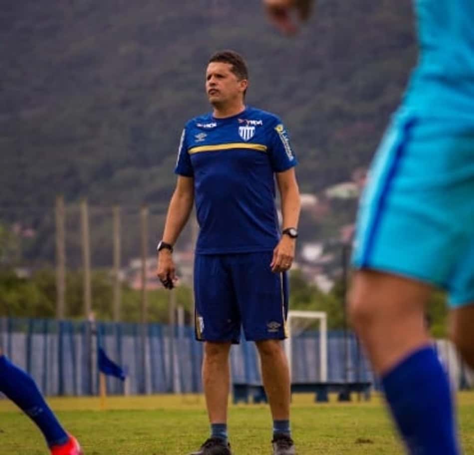 Claudinei Oliveira renova contrato com o Avaí