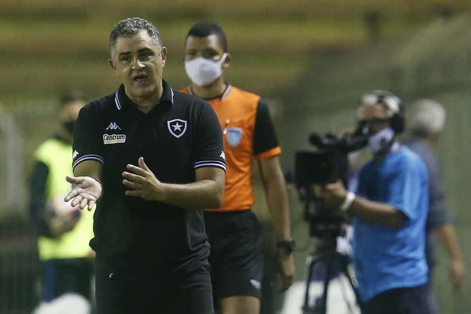 Chamusca afirma que não conta com jogadores afastados no Botafogo: 'Não fazem parte dos nossos projetos'