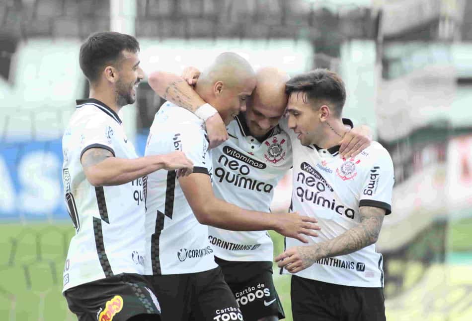 Bastidores do Corinthians: Fábio Santos brinca com Mandaca após primeiro gol como profissional: 'Base mais chorona do Brasil'