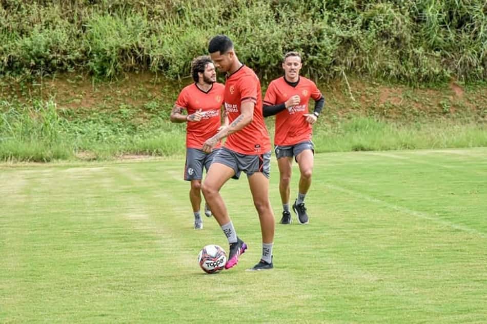 Há duas semanas no Vitória, atacante só pensa em acesso na Série B: 'Não tem outra escolha'