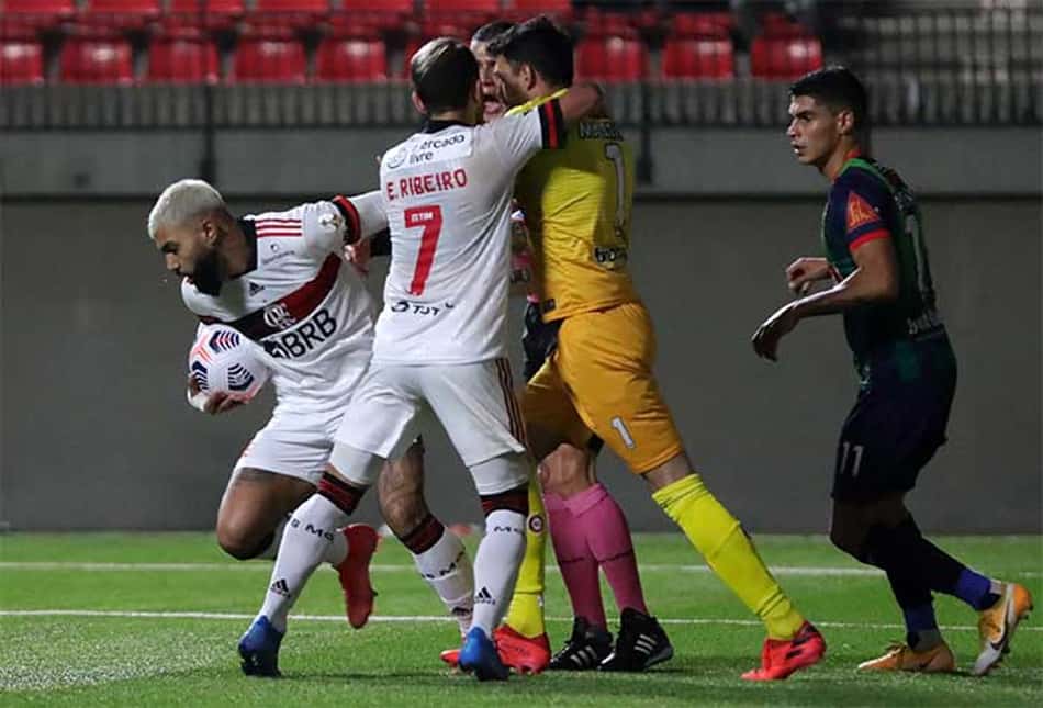Flamengo sofre com erros defensivos, mas reage e empata com o La Calera pela Libertadores