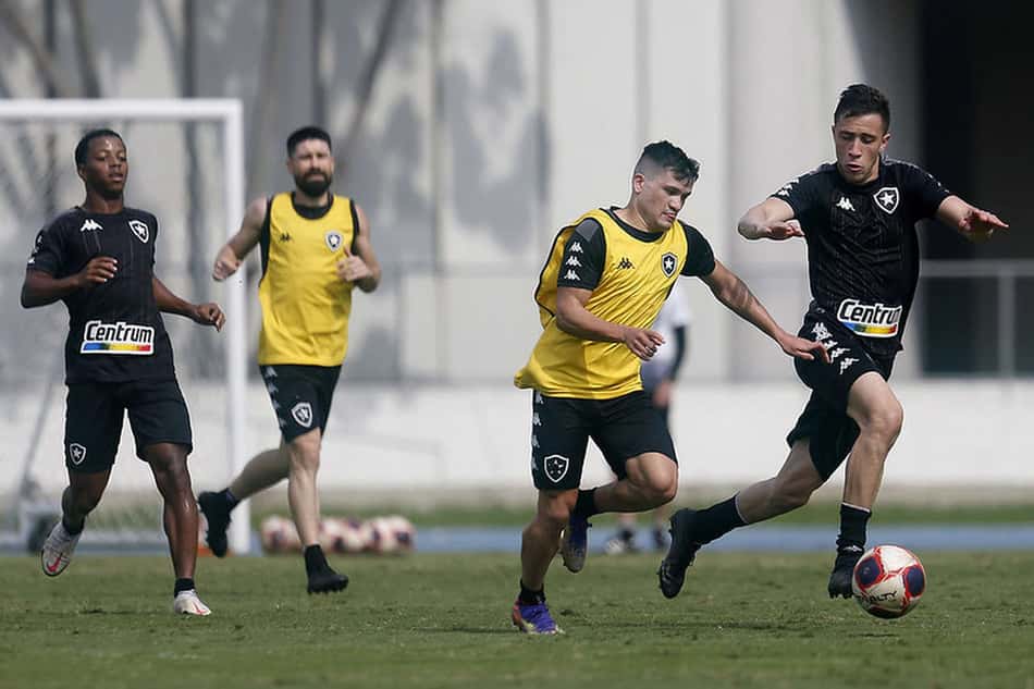 Por jogo contra o Vasco, Botafogo adapta horários e treina pela manhã