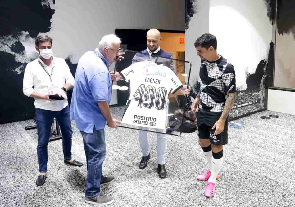Em tarde de marca histórica pelo Corinthians, Fagner agradece time e brinca com Piton: 'Cruzamento morto'