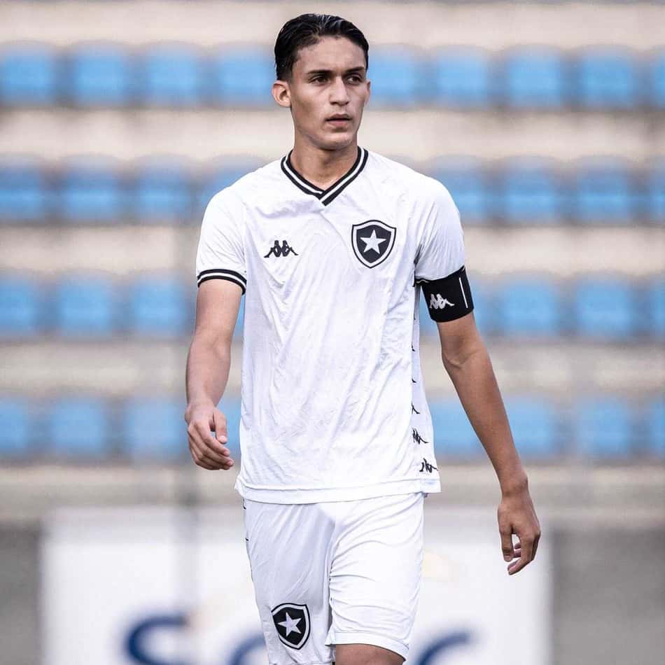 Capitão do Botafogo sub-17, João Lucas fala em admiração por Igor Rabello: 'Sou fã do futebol dele'