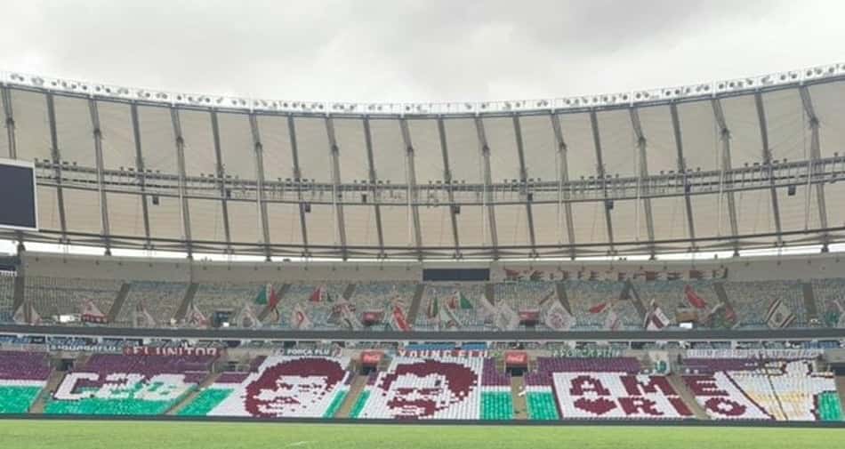 Torcida do Fluminense prepara mosaico de carrascos do Flamengo antes de final do Carioca