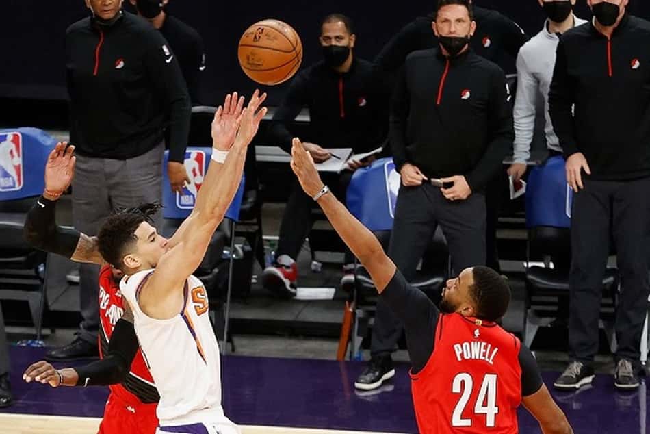 Devin Booker decide no fim e Suns vence Blazers