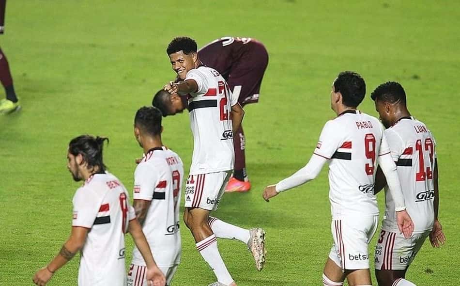 Meio de campo criativo, uso das alas e infiltrações: Veja como o São Paulo jogou contra a Ferroviária