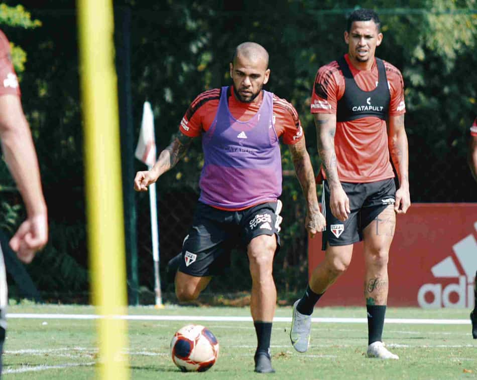 Daniel Alves e Luciano treinam e podem ser novidades do São Paulo