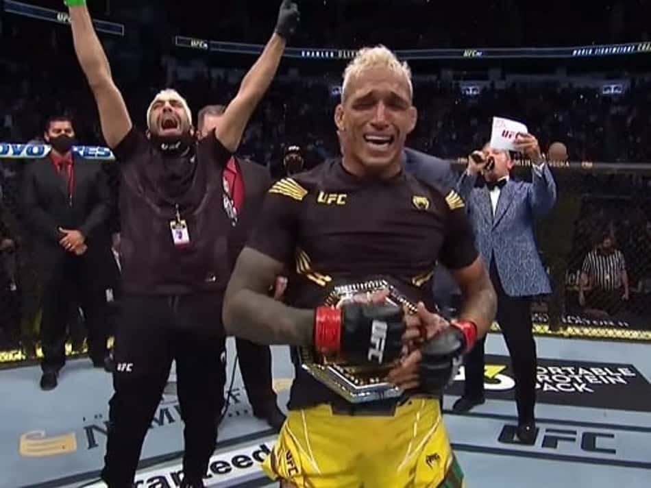 Charles do Bronx manda recado a rivais após defender cinturão do UFC: 'Eles falam, eu venho e faço'