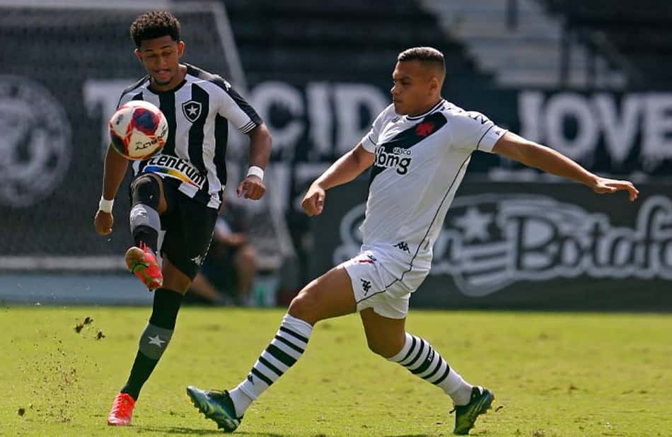 Ataque unidimensional e meio-campo ineficaz: os problemas do Botafogo na derrota contra o Vasco