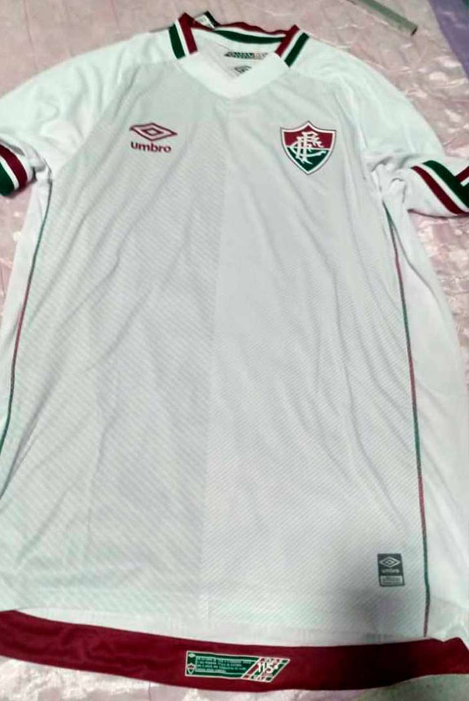 Foto da nova camisa 2 do Fluminense 'vaza' nas redes sociais antes do lançamento do uniforme