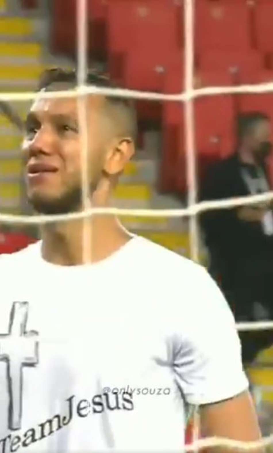 Ex-São Paulo e Vasco vai às lágrimas após título do Besiktas; veja o vídeo